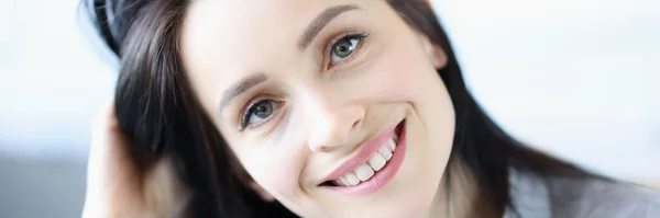 Portrét mladé krásné usmívající se brunetky žena — Stock fotografie