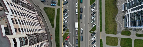 Carretera con coches cerca de edificio de varios pisos vista superior —  Fotos de Stock