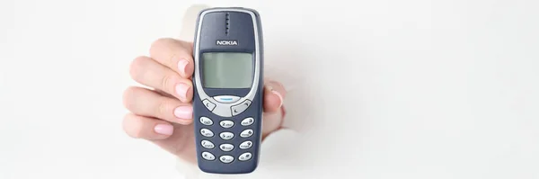 Female hand hold button phone Nokia 3310 — Stock Photo, Image