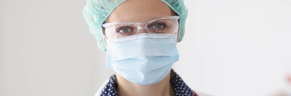 Ritratto di medico donna in maschera medica protettiva e occhiali — Foto Stock