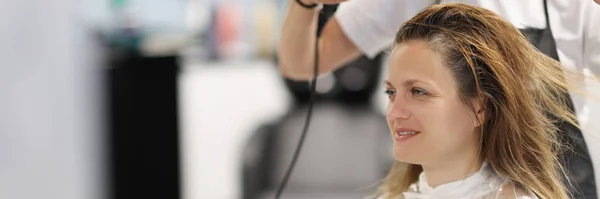 Maître coiffeur sèche les cheveux avec sèche-cheveux à aclient dans le salon de beauté — Photo