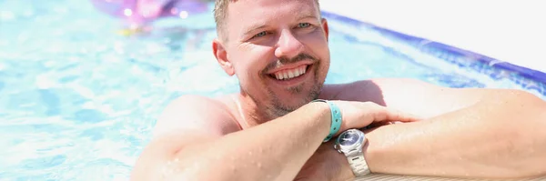 Portrait de sourire homme heureux dans la piscine extérieure — Photo