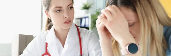 Verontruste en depressieve vrouw bij de afspraak met de arts — Stockfoto