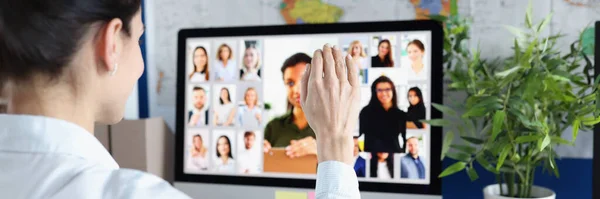 Medarbetaren pratar via videolänk med kollegor — Stockfoto