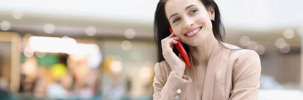 Mulher sorridente falando no smartphone enquanto está sentado no café — Fotografia de Stock