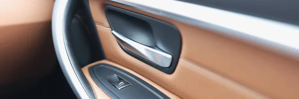 Uchwyt samochodu i przycisk podnoszenia szyby w luksusowym samochodzie — Zdjęcie stockowe