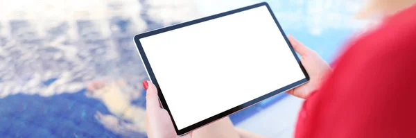 Młoda kobieta trzyma cyfrowy tablet z pustym ekranem przy basenie — Zdjęcie stockowe