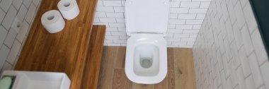 Modern banyo içerisindeki klozet tezgahını kapatın.