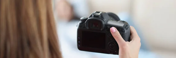 Czarny nowoczesny aparat fotograficzny w kobiece strony zbliżenie — Zdjęcie stockowe