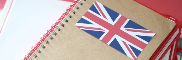 Stylowy notatnik z brytyjską flagą i copybookami na stole — Zdjęcie stockowe