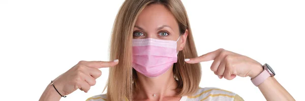 Retrato de mulher jovem com máscara protetora médica rosa no rosto — Fotografia de Stock