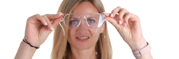 Portre mujer joven con mala vista sostiene gafas en las manos —  Fotos de Stock