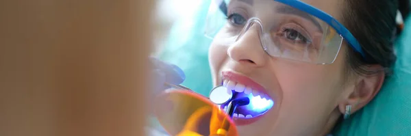 Patient visitant le dentiste pour un examen régulier et le remplissage des dents gros plan — Photo