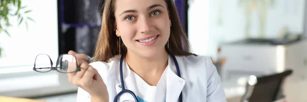 Retrato de mulher sorridente médico na clínica — Fotografia de Stock