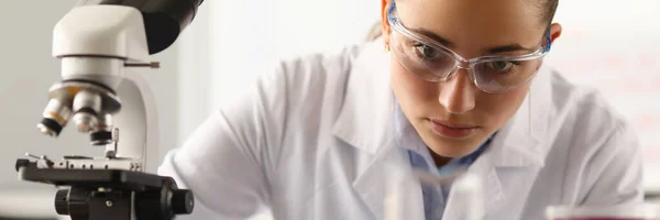 Химик-женщина проводит научные эксперименты в лаборатории — стоковое фото