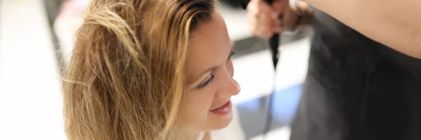 Κομμωτήριο στεγνωτήρα μαλλιών με στεγνωτήρα μαλλιών στη γυναίκα πελάτισσα στο σαλόνι ομορφιάς — Φωτογραφία Αρχείου