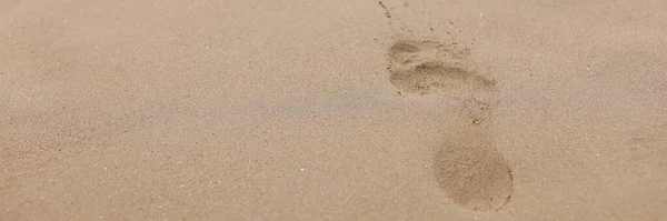 Nahaufnahme von Fußabdrücken von nackten Füßen auf Sand — Stockfoto