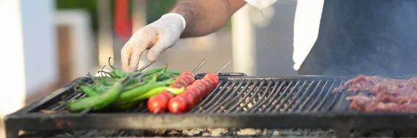 Szef kuchni przygotowuje grillowane warzywa i zbliżenie mięsa — Zdjęcie stockowe