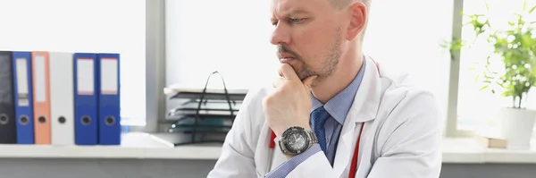 Médecin masculin regardant l'écran d'ordinateur portable dans le bureau — Photo