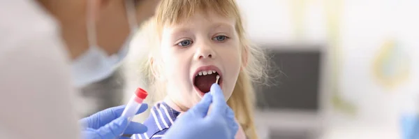 Läkaren tar biologiskt material från munnen med bomullstuss — Stockfoto