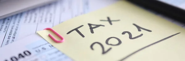 Daňový formulář pro kalkulačku a dokument 2021 je na stole — Stock fotografie