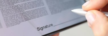 Stylus 'un imzasını akıllı telefon ekranına koyar