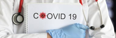 Eldivenli doktor Coronavirus enfeksiyonu vakalarının istatistiklerini tutuyor.