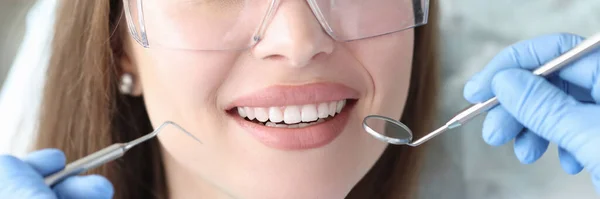 Portret van lachende vrouw met mooie witte tanden bij tandarts afspraak — Stockfoto