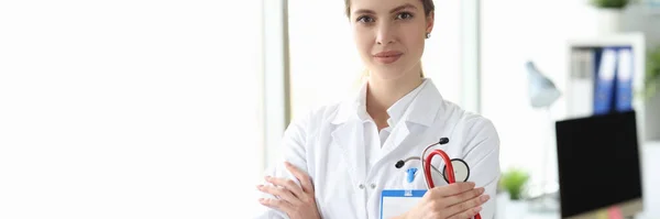 Retrato de médico sorridente em casaco branco em consultório médico — Fotografia de Stock