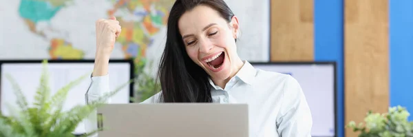 Joyful mulher espantada olha para o laptop no local de trabalho — Fotografia de Stock