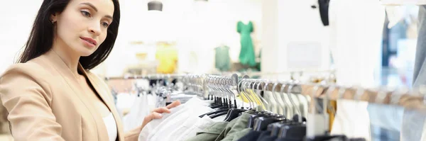Επιχειρηματίας επιλέγει κοστούμι στο κατάστημα ρούχων — Φωτογραφία Αρχείου