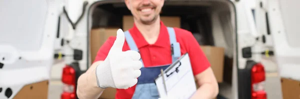 笑顔男性宅配便貨物と車の背景に親指を表示します。 — ストック写真