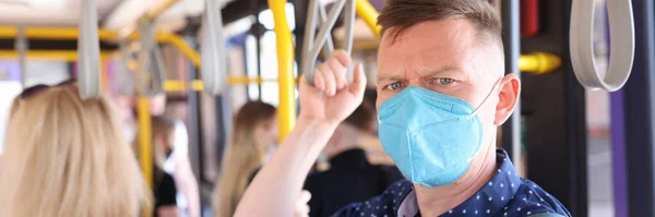 Retrato de um homem em máscara protetora médica no compartimento do passageiro — Fotografia de Stock