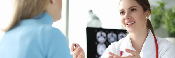 Hamile kadın doktor randevusunda elinde fetüsün ultrason görüntüsüyle dijital tablet tutuyor. — Stok fotoğraf