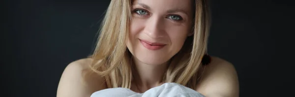 Young happy woman sitting in bed and smiling — Stock Photo, Image