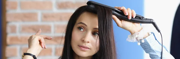 Bruna donna fa arricciatura dei capelli con ferro arricciacapelli — Foto Stock