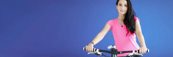Jovem mulher morena esportiva com closeup de bicicleta — Fotografia de Stock