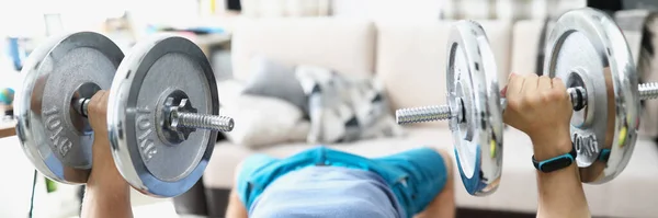 Jovem fazendo exercícios com halteres pesados para músculos do bíceps — Fotografia de Stock