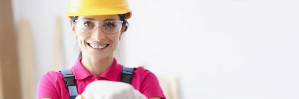 Retrato de mulher sorridente construtor em chapéu duro amarelo — Fotografia de Stock