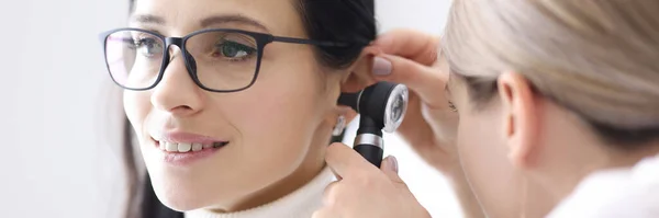 Médico realiza exames de área de orelha para a mulher — Fotografia de Stock
