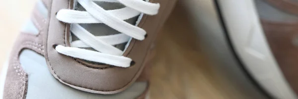 Модные стильные кроссовки с белыми шнурками крупного плана — стоковое фото