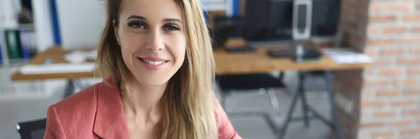 Portrait of smiling businesswoman at workplace in office — Stock Photo, Image