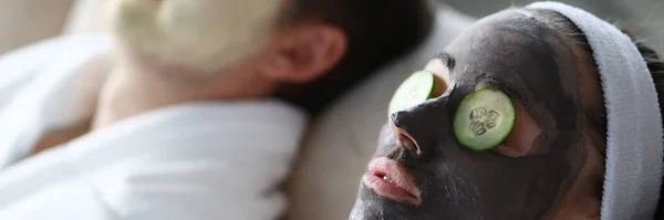 Hombre y mujer hacen máscara de arcilla rejuvenecedora para restaurar la piel facial — Foto de Stock