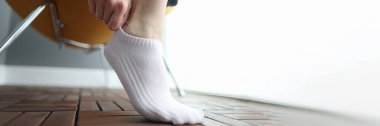 Kadın bacağına beyaz kısa çorap giyer.