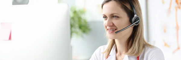 Retrato sorridente médico fones de ouvido microfone local de trabalho close-up — Fotografia de Stock