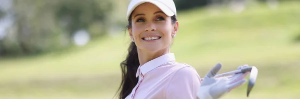 Retrato de jovem esportista sorrindo jogando golfe — Fotografia de Stock