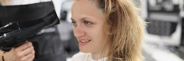 Cabeleireiro secagem cabelo com secador de cabelo para mulher na barbearia — Fotografia de Stock