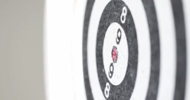 Dartlar neredeyse 4K filminde uçuyor.