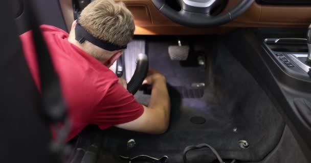 Man schoner stofzuigen interieur van auto 4k film — Stockvideo