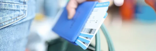 Homem segurando pasta verde e passaporte com bilhetes de avião close-up — Fotografia de Stock